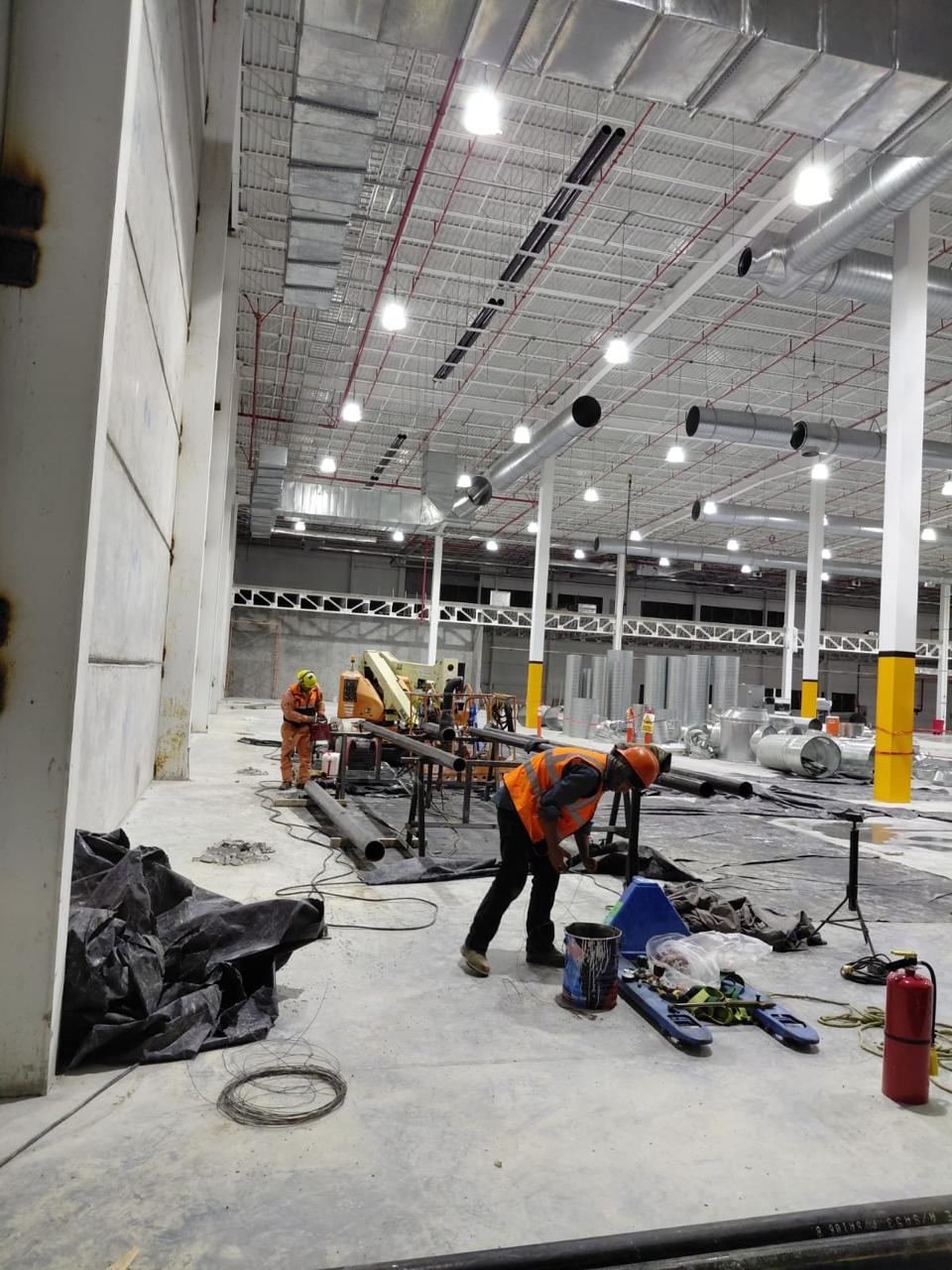 Habilitado de tubería en nave industrial